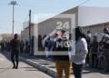 EPIDEMIE – Une longue file en attente de consultation spécialisée Covid-19 devant le Village Voara à Andohatapenaka