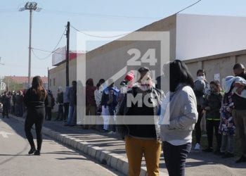 EPIDEMIE – Une longue file en attente de consultation spécialisée Covid-19 devant le Village Voara à Andohatapenaka