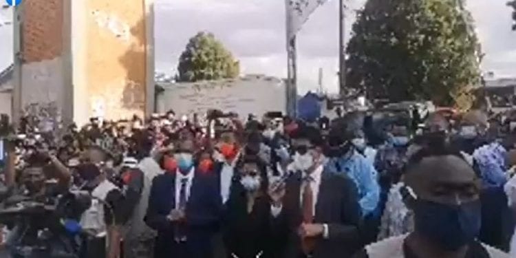 VAKINANKARATRA – Andry Rajoelina en bain de foule devant l’Hopitaly Be d’Antsirabe, là où il est né
