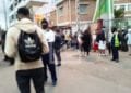 EDUCATION – Des candidats au baccalauréat arrivent auprès de leur centre d’examen à 5h comme recommandé par le ministère