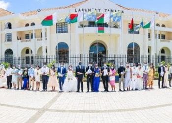 ETAT-CIVIL – Naina Andriantsitohaina célèbre le mariage collectif de 24 couples à l’Hôtel de ville