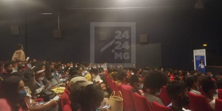 ETUDES SUPERIEURES – Les parents d&rsquo;étudiants en France privés de voyages d&rsquo;accompagnement en période Covid-19