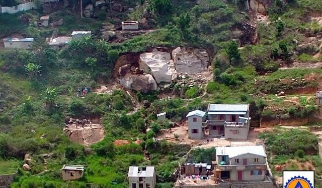 EBOULEMENT – 41 maisons d’habitation à évacuer d’urgence à Ambohimangakely suite à l’éboulement d’un rocher de 100 tonnes