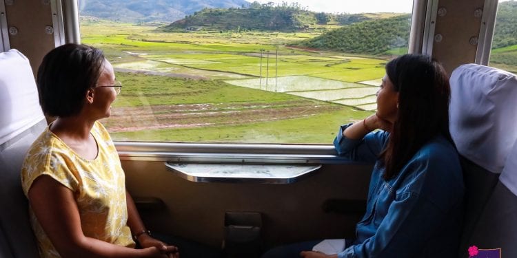 TRANSPORT – Mialy Rajoelina dans un train de la FCE pour rejoindre la commune de Sahambavy dans le cadre de sa tournée nationale spéciale 8 Mars