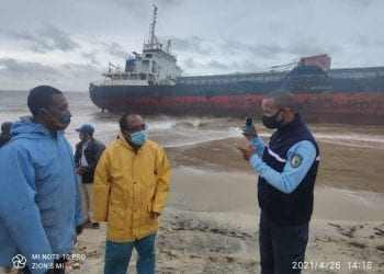 TRANSPORT MARITIME – Opérations de déséchouage ratées du navire Hassina échoué sur la plage en face du Lycée Jacques Rabemananjara à Toamasina mardi