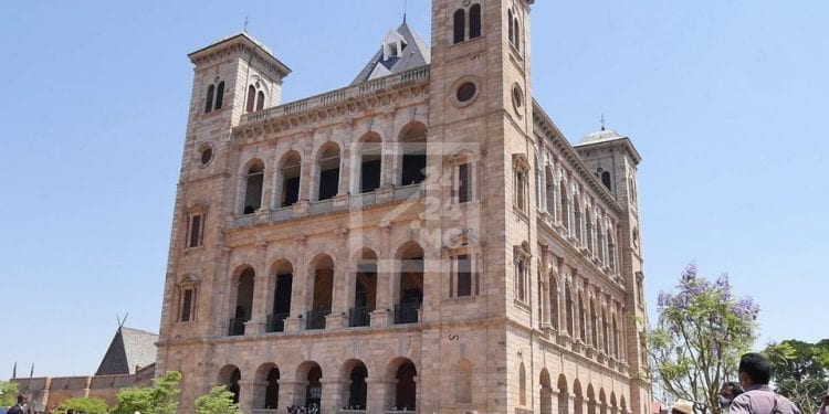 PATRIMOINE – Reprise des travaux au Rova d&rsquo;Antananarivo, le Conseil des ministres donne son accord pour la reconstruction des palais de Mahitsielafanjaka, de Manampisoa et de Tranovola