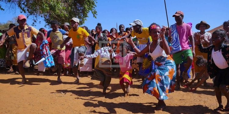 DROITS ET PROTECTION – Les villageois d&rsquo;Anjamalange, commune d&rsquo;Ambanisarike à Ambovombe, s&rsquo;engagent à ne plus marier leurs enfants avant 18 ans
