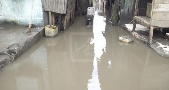 INTEMPERIES – Le maire de Toamasina annonce l&rsquo;enlèvement des constructions illicites sur les caniveaux après que des quartiers se sont trouvés sous les eaux dans la Ville du Grand Port