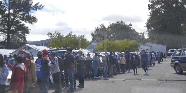SANTE PUBLIQUE – Ruée vers le centre de vaccination pour la deuxième dose du vaccin Covieshield/AstraZeneca à l’Hôpital Joseph Ravoahangy Andrianavalona