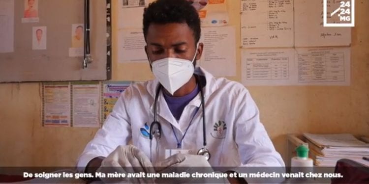 PORTRAIT – Guradeau Anthony Razafindrabe ou la vocation de l&rsquo;infirmier affecté dans une commune rurale d&rsquo;Ambovombe
