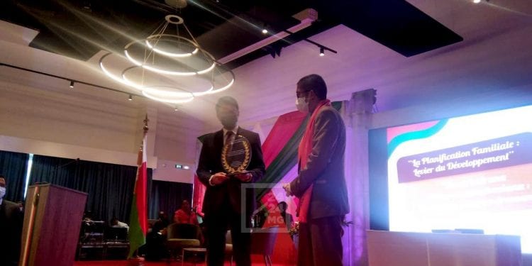RECONNAISSANCE – Andry Rajoelina reçoit le trophée du « champion de la planification familiale »