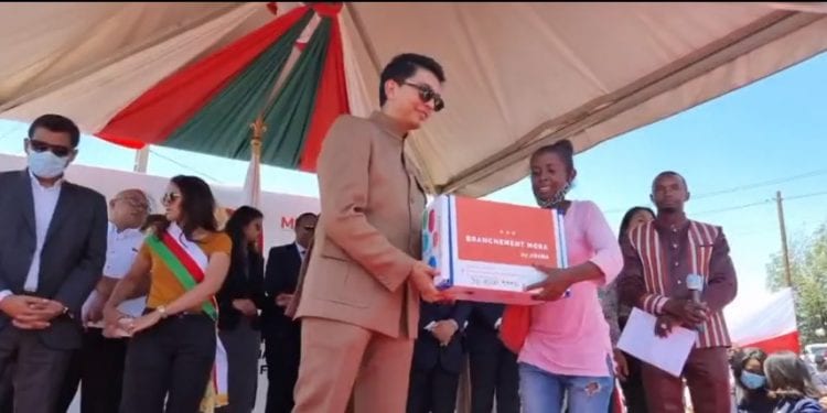 ELECTRICITE – Andry Rajoelina lance officiellement le projet « branchement mora » permettant aux foyers vulnérables de bénéficier d’une installation de branchements électriques à moindre coût