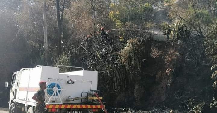 INCENDIE – La colline d&rsquo;Ambohidratrimo prend feu, le Rova de la localité épargné