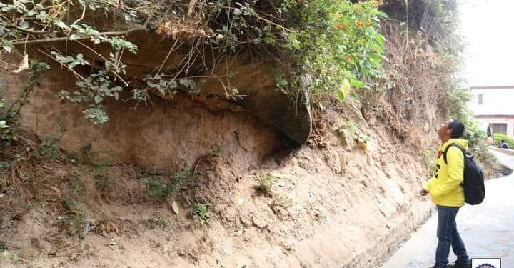 MENACES – Le Bureau national de gestion des risques et des catastrophes (BNGRC) inspecte l’état de plusieurs blocs de rochers sur la colline Manjakamiadana