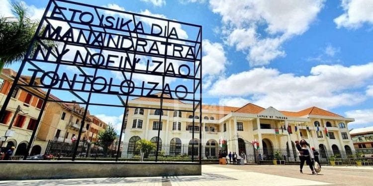 ART CONTEMPORAIN – L’oeuvre de Joël Andrianomearisoa, une structure en métal, érigée en plein coeur de la capitale invite au rêve et appelle à rêver