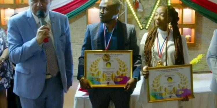 DISTINCTION – Shyn et Denise reçoivent la médaille d&rsquo;or des Arts et de la culture de la Fédération internationale du tourisme