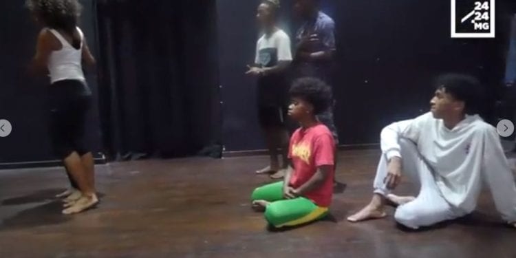 COMEDIE MUSICALE – Malagasy folkloric band puise sa force sur les planches.