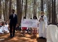 DON DE NOEL – Une partie des bénéfices obtenus de la vente du Covid organics sous le format décoction, d&rsquo;un montant de plus de 112 millions d&rsquo;ariary, offerte à l&rsquo;association Akamasoa