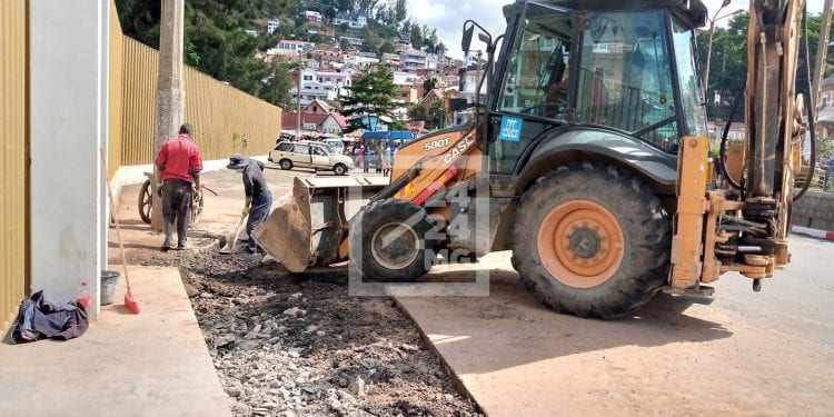 INFRASTRUCTURES – Un dos d&rsquo;âne et une dôme rectangulaire en cours de construction devant les portails du stade Barea pour bloquer l&rsquo;entrée des eaux provenant des quartiers environnants dans le stade
