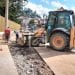 INFRASTRUCTURES – Un dos d’âne et une dôme rectangulaire en cours de construction devant les portails du stade Barea pour bloquer l’entrée des eaux provenant des quartiers environnants dans le stade