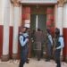 PROCES – 20 ans de travaux forcés pour Paul Rafanoharana, 10 ans de travaux forcés pour Philippe François et Aina Razafindrakoto, cinq ans de travaux forcés pour Voahangy Andrianandrianina, cinq ans de prison avec sursis pour Victor Ramahatra et Sareraka; Ferdinand Razakarimanana et Brigitte Mroczek sont relaxés au bénéfice du doute tandis que les autres éléments des forces de l’ordre cités dans le dossier sont acquittés