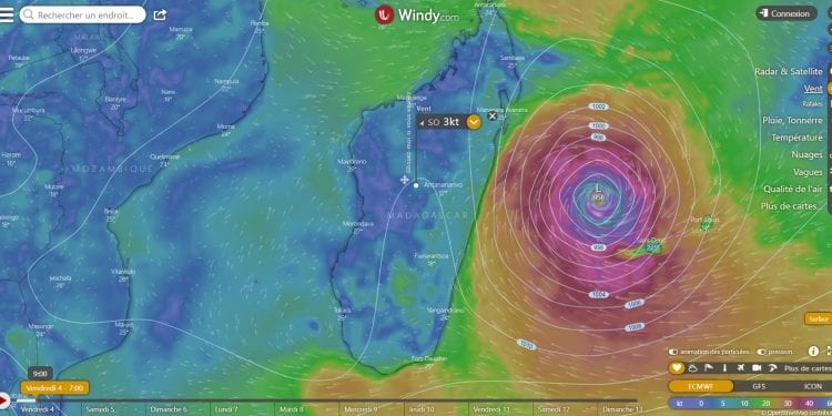 INTEMPERIES – Batsirai s’intensifie à nouveau et se trouve à 514 km à l’Est de Vatomandry, la météo annonce des cumuls pluviométriques excessifs anticipés dans l’Est, le Sud-Est et sur les hautes terres centrales