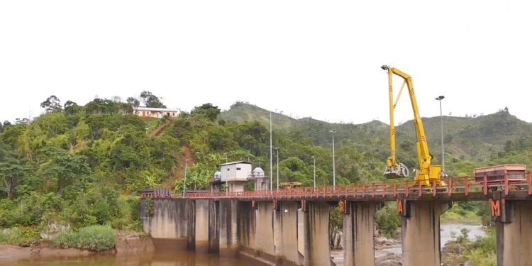 ROAD TRIP – Un petit voyage en train vers la centrale hydroélectrique d’Andekaleka.