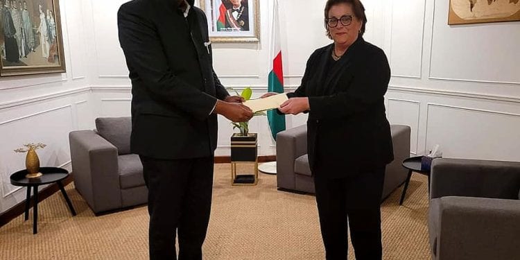 DIPLOMATIE – Le nouvel ambassadeur américain Claire Annette Pierangelo rejoint son poste à Madagascar