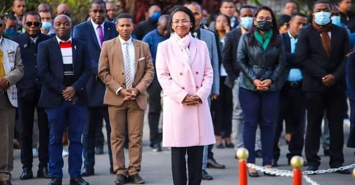 FETE NATIONALE – La ministre de l’Éducation nationale inaugure une série de cérémonies de levée de drapeau au sein des ministères à l’occasion de la célébration du 62ème anniversaire de l’indépendance