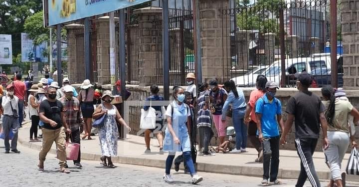 SANTE – Le port de masque n’est plus obligatoire en plein air mais reste requis dans les transports en commun et pour les espaces clos comprenant plus de 200 personnes