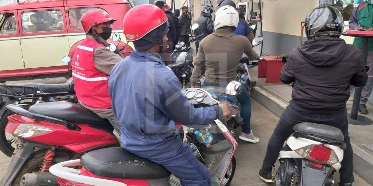 HYDROCARBURES – Ruée vers les stations-services qui n’ont pas encore augmenté les prix de leurs carburants ce lundi matin