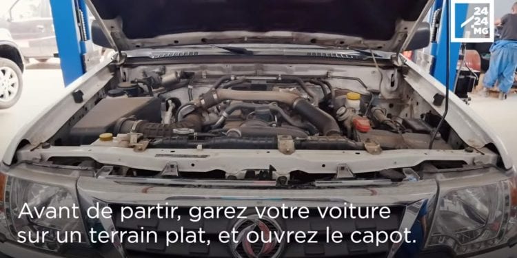 AUTO – Bien vérifier les liquides sous le capot de la voiture avant le grand départ