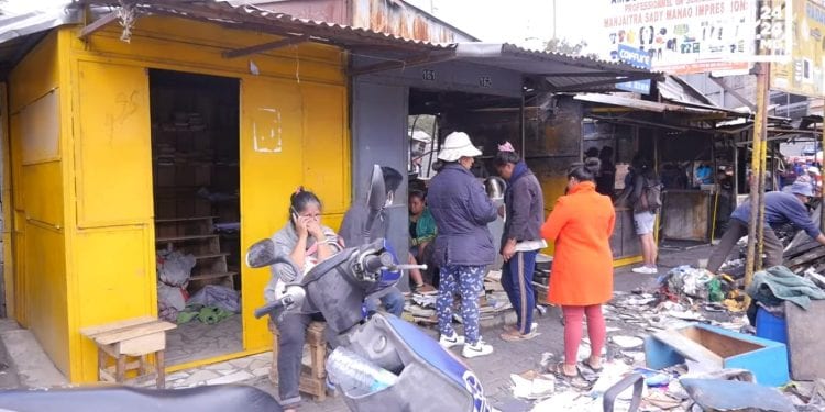 AMBOHIJATOVO – Le désarroi des bouquinistes après l’incendie du marché aux livres d’Ambohijatovo