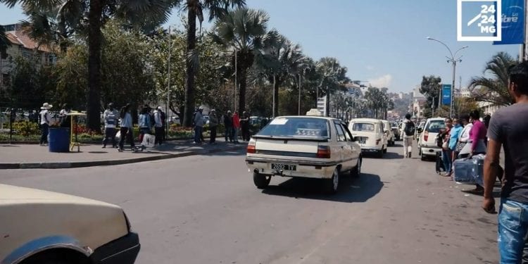MOBILITÉ – La rivalité entre taxis et taxis-motos se poursuit dans la capitale.