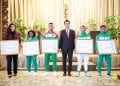 SPORT – Deux judokas juniors et quatre haltérophiles médaillés en Afrique décorés par le président de la République, le président de la République promet la construction d’un dojo « manara-penitra »