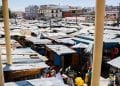 MARCHÉ – Des marchands de rue contestent leur expulsion des trottoirs de la rue longeant la Petite Vitesse, la Commune urbaine d&rsquo;Antananarivo annonce ne pas vouloir céder dans sa démarche d&rsquo;assainissement