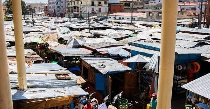 MARCHÉ – Des marchands de rue contestent leur expulsion des trottoirs de la rue longeant la Petite Vitesse, la Commune urbaine d&rsquo;Antananarivo annonce ne pas vouloir céder dans sa démarche d&rsquo;assainissement