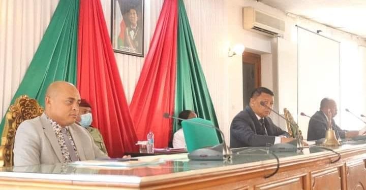 PARLEMENT – La rencontre entre le Sénat et le gouvernement prévue ce lundi reportée à une date ultérieure pour favoriser le calme et la sérénité, selon Herimanana Razafimahefa.