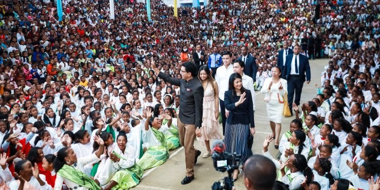 NOEL – La famille présidentielle distribue les boîtes à cadeaux de Samaritan&rsquo;s Purse à des enfants d&rsquo;Akamasoa