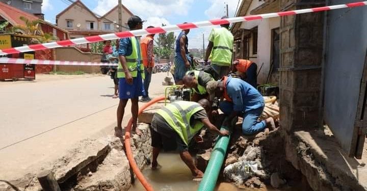 APPROVISIONNEMENT – La Jirama annonce une coupure de l&rsquo;approvisionnement en eau après les fêtes pour terminer la réparation de la conduite d&rsquo;eau cassée à Ambatoroka