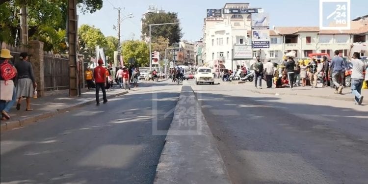 MARCHÉ – Le Président Rajoelina autorise les marchands de rue de la Petite vitesse à reprendre leur ancien emplacement durant les fêtes