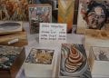DECO – Devant les tableaux de bois des artistes-artisans marqueteurs d’Ambositra