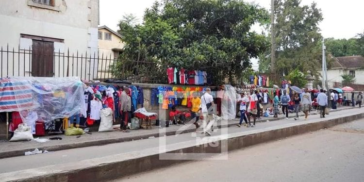 ANTANANARIVO – Les marchands de rue continuent leurs activités sur les trottoirs de »petite vitesse »