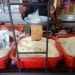 La State procurement of Madagascar achète du sucre auprès des producteurs locaux pour le revendre à des épiceries