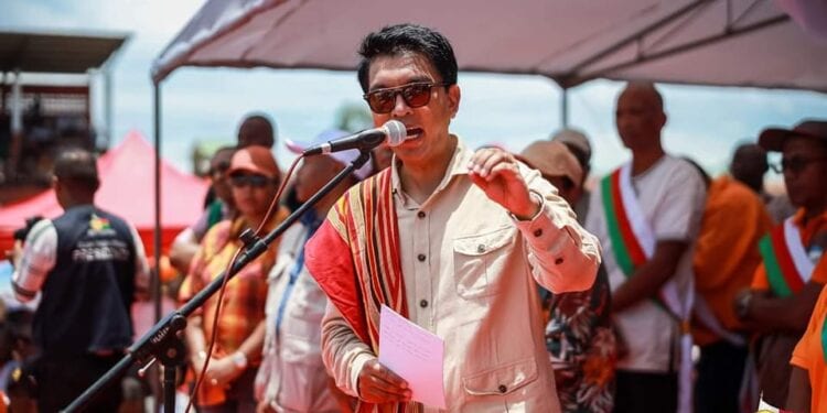 POLITIQUE PUBLIQUE – Les infrastructures démarrées devront être achevées même si l’Etat va davantage se concentrer sur les aides sociales, assure Rajoelina