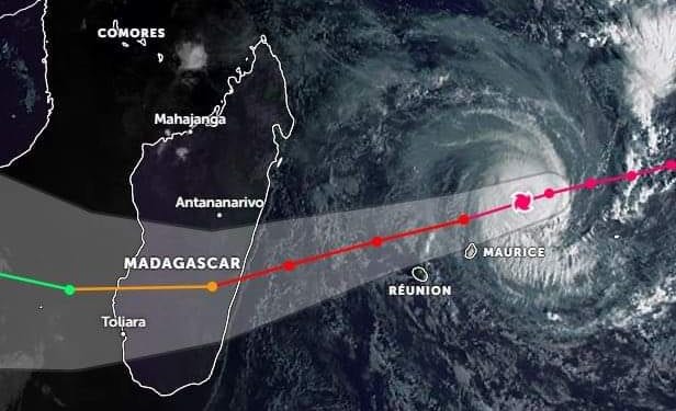 CATASTROPHES – Le cyclone tropical Freddy pourrait atterrir entre Nosy Varika et Mananjary mardi soir selon les prévisions de Météo France Réunion
