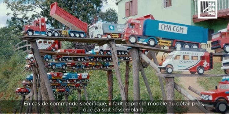 ARTISANAT – Dans l&rsquo;atelier des fabricants de camions miniatures en bois.