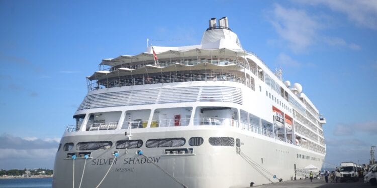 TOURISME – Le navire de croisière Silver Shadow accoste à Toamasina