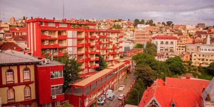 INDUSTRIE HÔTELIÈRE – L’hôtel Colbert racheté par la famille corse Vellutini qui s’engage à en préserver l’essence patrimoniale