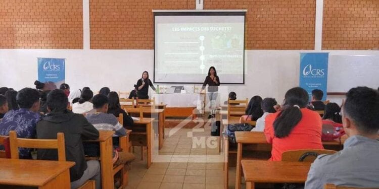 ENVIRONNEMENT – Des étudiants de l&rsquo;Université catholique de Madagascar formés à la gestion de déchets